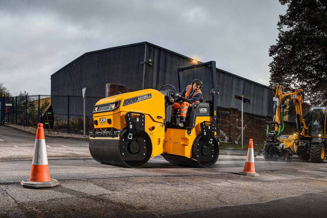 JCB completa la gamma di rulli tandem con i modelli CT380 e CT430