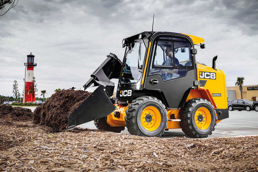 JCB lancia i nuovi skid monobraccio ad alta visibilità
