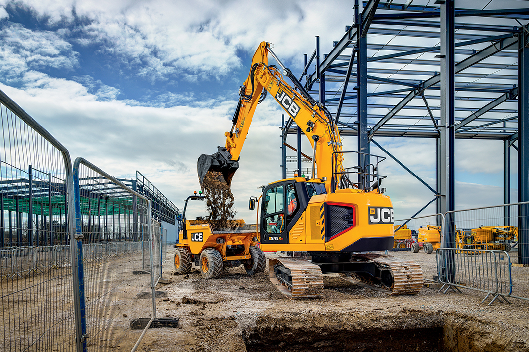 JCB lancia il nuovo escavatore 245XR Stage V a ingombro di rotazione ridotto