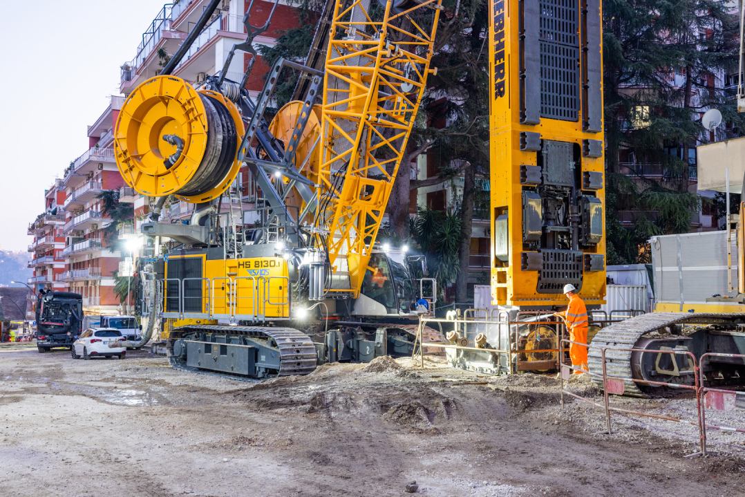 Liebherr a lavoro nel cantiere di Napoli