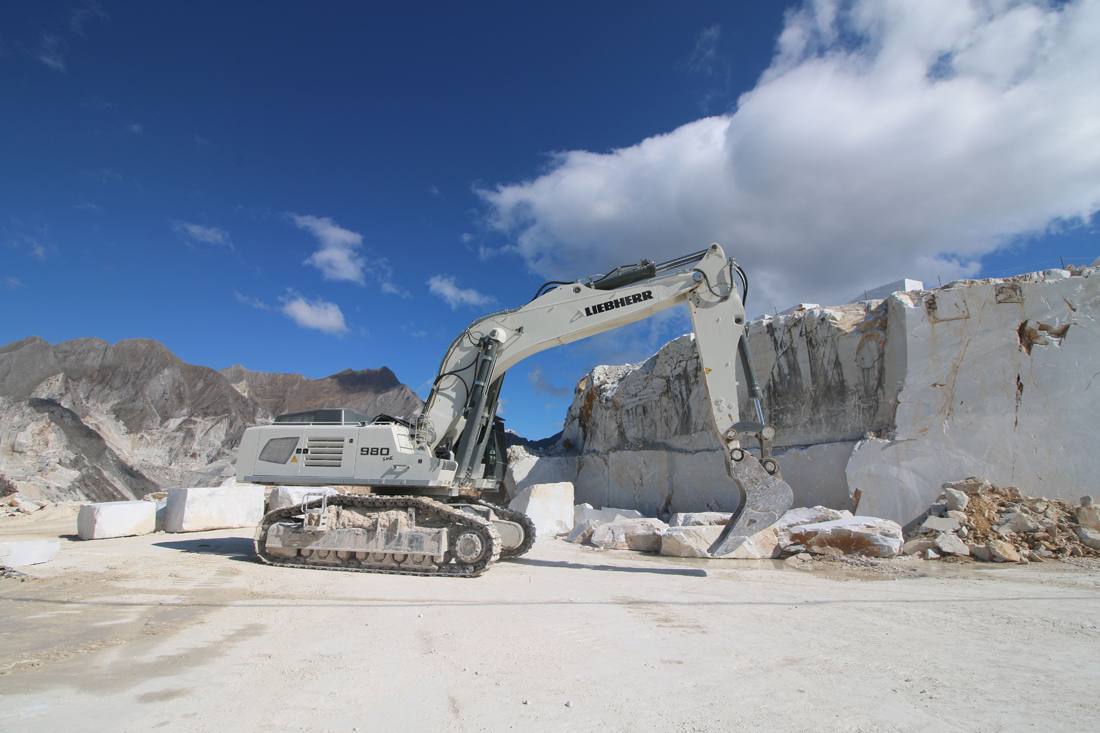 L’escavatore cingolato Liebherr R 980 SME nel cuore del marmo italiano