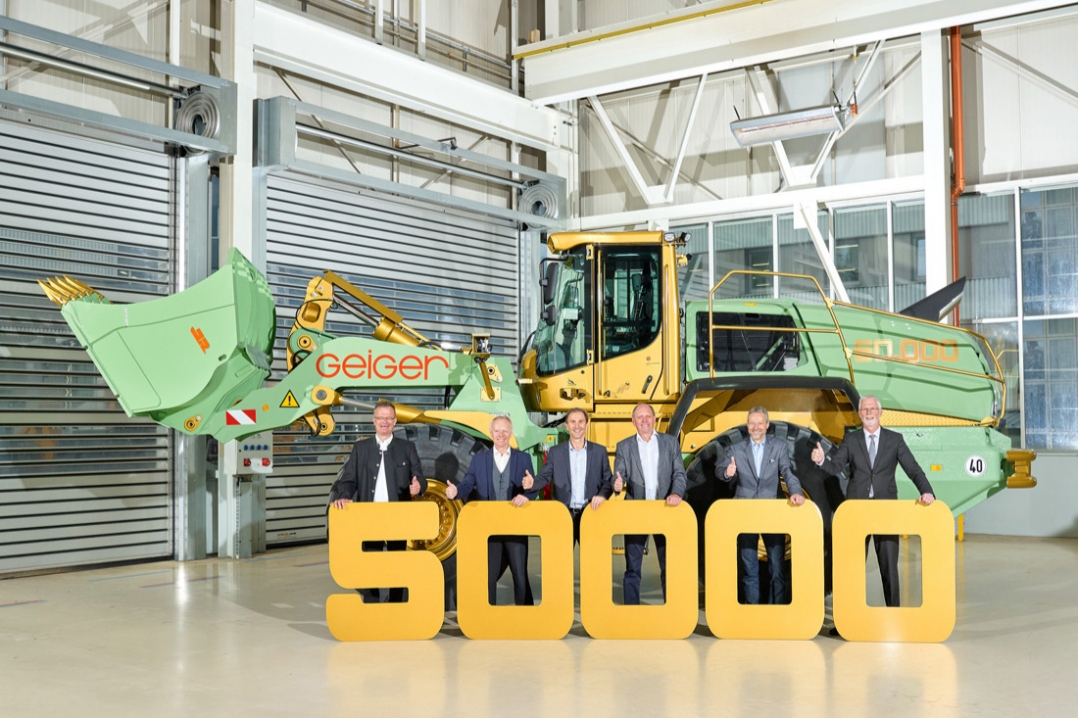 Giubileo come pietra miliare: la Liebherr-Werk Bischofshofen GmbH consegna la sua pala gommata numero 50.000