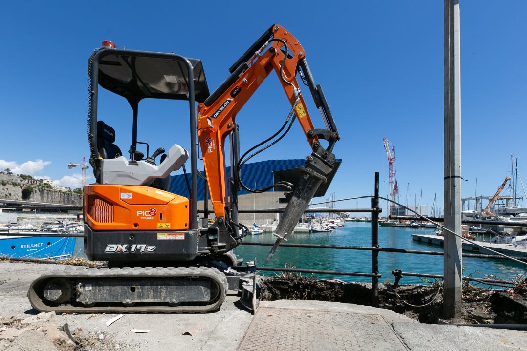 Il miniescavatore Develon DX17Z -7 al servizio del cantiere navale nel Waterfront di Genova