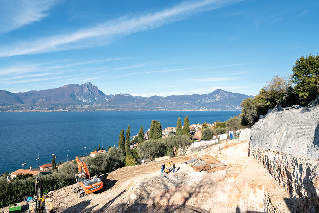 Prove tecniche in un cantiere con vista sul Lago di Garda