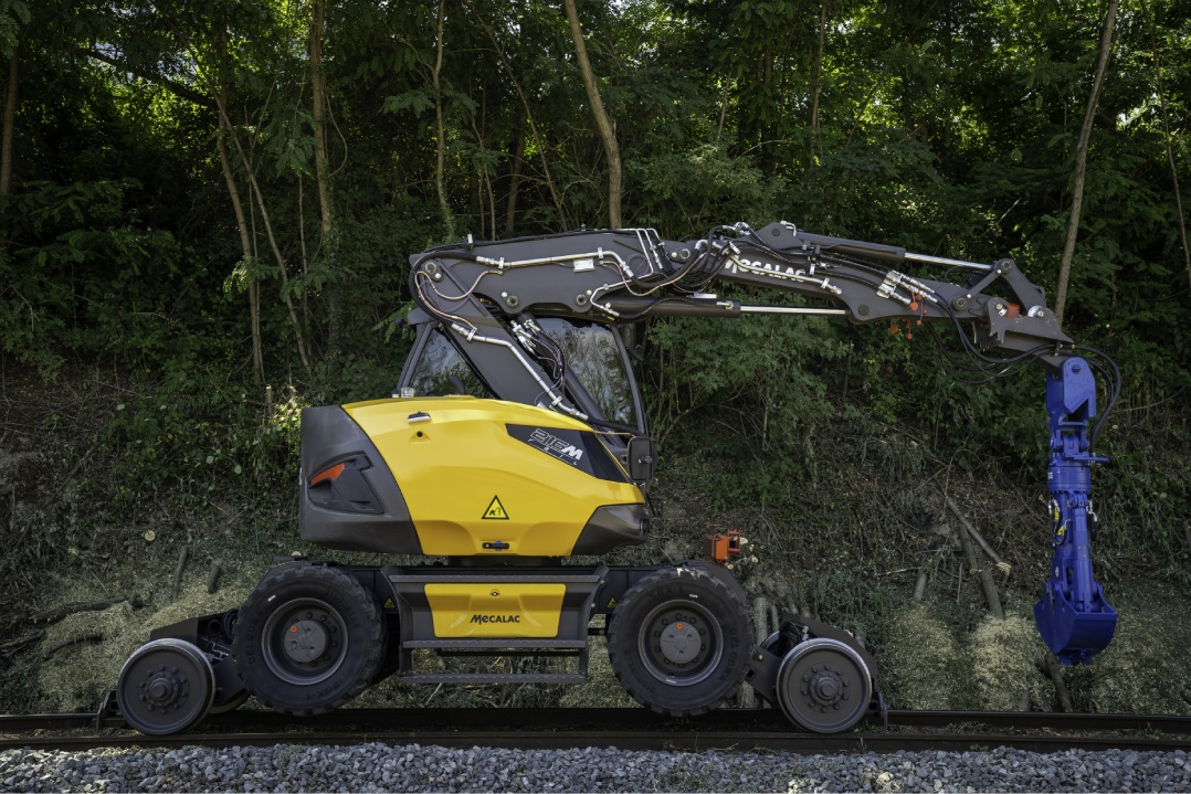 Mecalac lancia il modello 216MRail, il nuovo escavatore strada-ferrovia