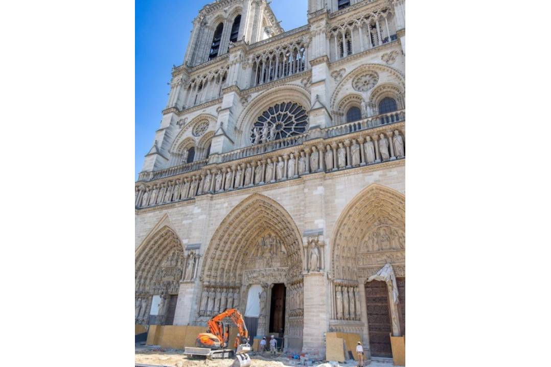 L’escavatore Mecalac 10MCR al servizio del progetto di restauro della cattedrale di Notre-Dame a Parigi
