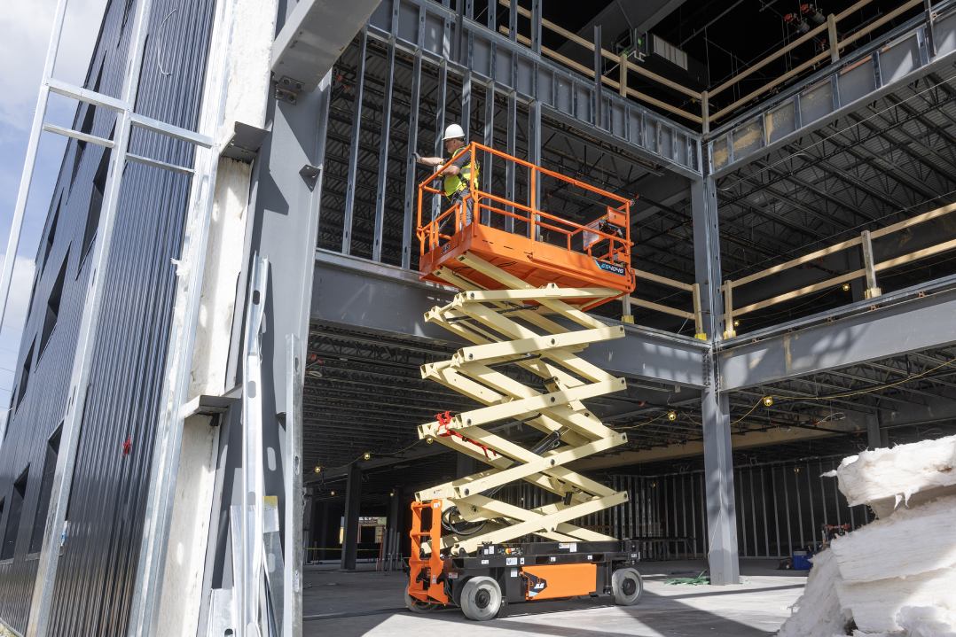 JLG lancia in Europa il sollevatore a pantografo ES4046 ad alimentazione elettrica