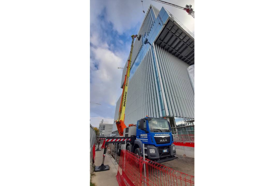 Una ple Multitel Pagliero da 68 metri proposta da Eurotecno per la nuova torre Snam a Milano