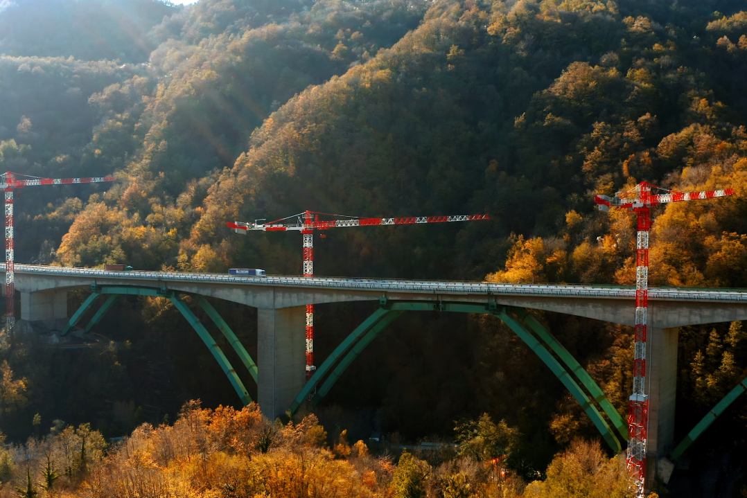 Le gru a rotazione alta Potain affrontano l’imponente ristrutturazione del viadotto Gravagna