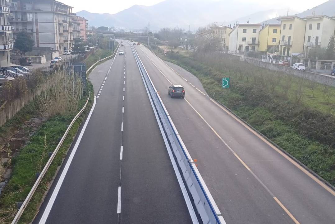 Avanza l’intervento di installazione delle barriere spartitraffico centrali lungo il raccordo autostradale 2 “di Avellino”