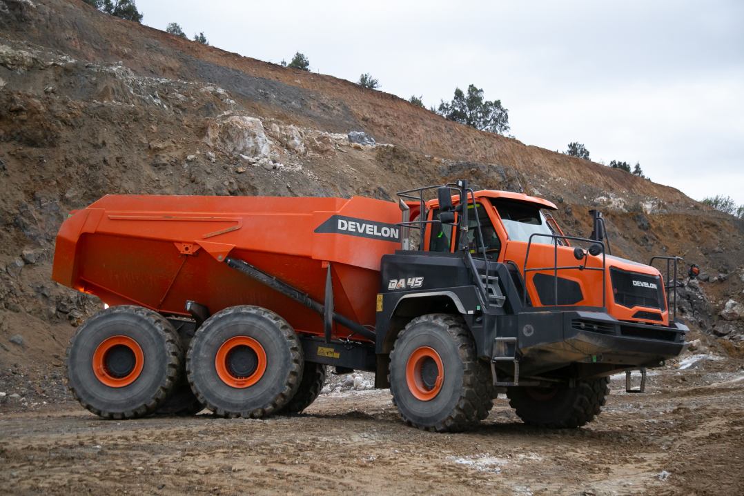 Il primo Dumper Develon DA45-7 in Italia, al lavoro nella “Valle del Gesso”