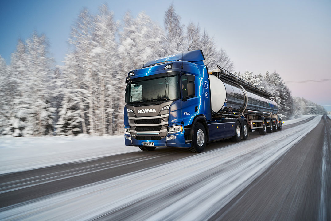 Un autocarro elettrico Scania da 64 tonnellate su strada con Wibax