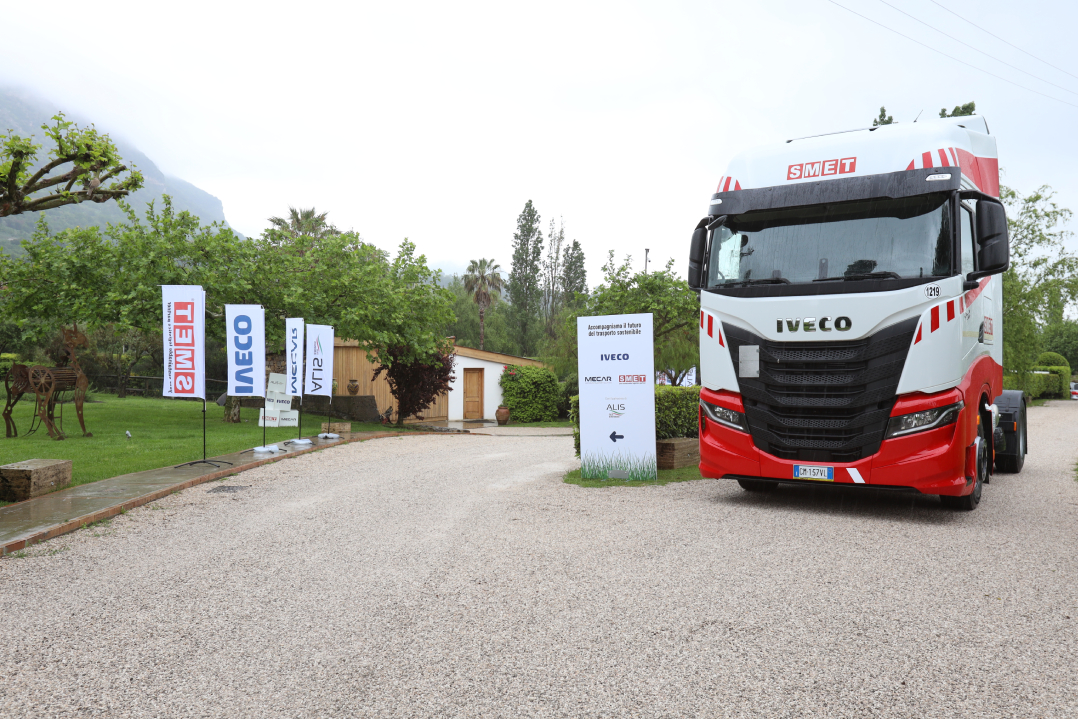 Dallo sforzo sinergico di IVECO, Mecar e Smet è stato presentato l’IVECO S-Way Fuel Hero, l’eroe dei consumi