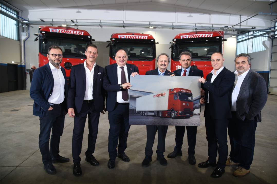 Torello investe nel futuro: consegnati i primi nuovi Actros L ProCabin Mercedes-Benz Trucks