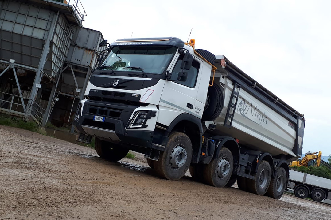 Volvo Trucks: nuovo corso di guida per gli specialisti del cava cantiere