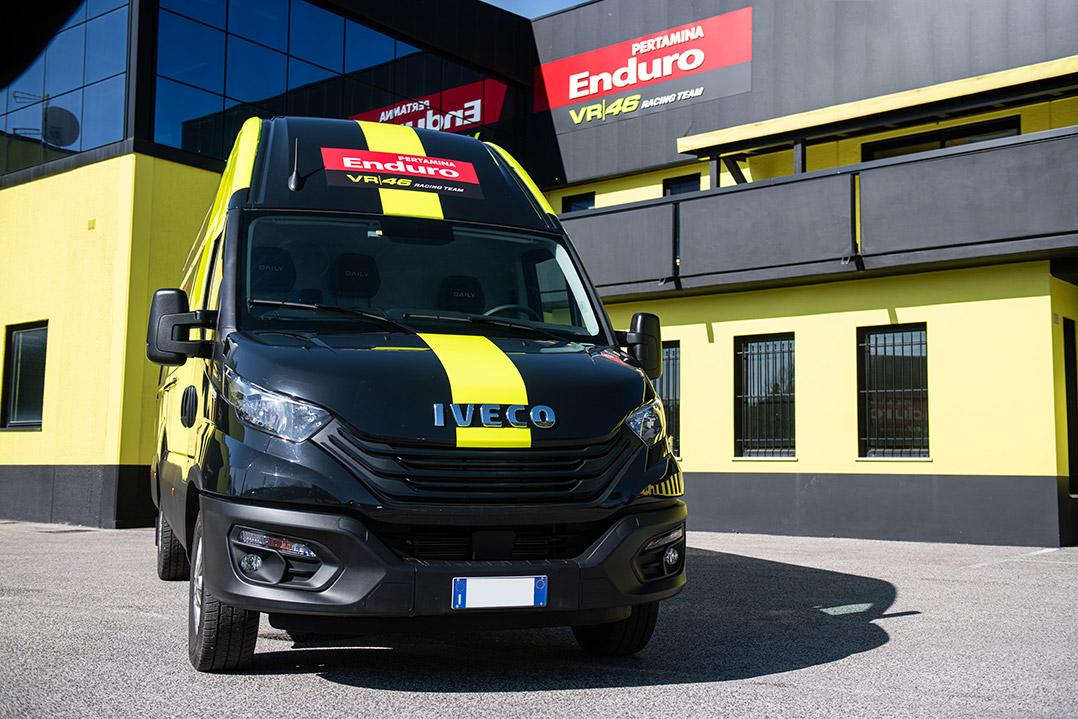 IVECO consegna un Daily al Pertamina Enduro VR46 Racing Team