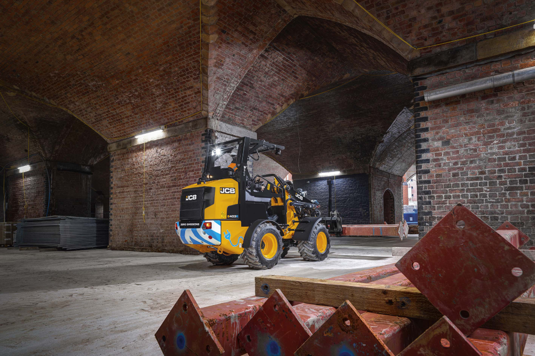 JCB lancia la pala compatta elettrica 403e a zero emissioni