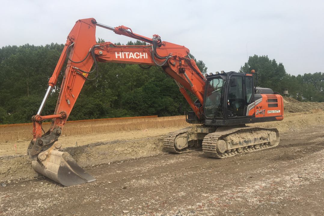 Il primo escavatore cingolato ZX95USB-7 triplice consegnato in Friuli Venezia Giulia