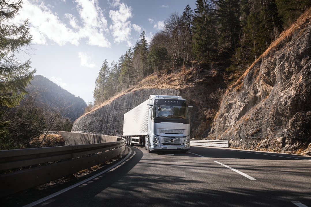 Volvo Trucks lancia la prima tecnologia al mondo di start/stop del motore per risparmiare carburante e ridurre le emissioni di CO2