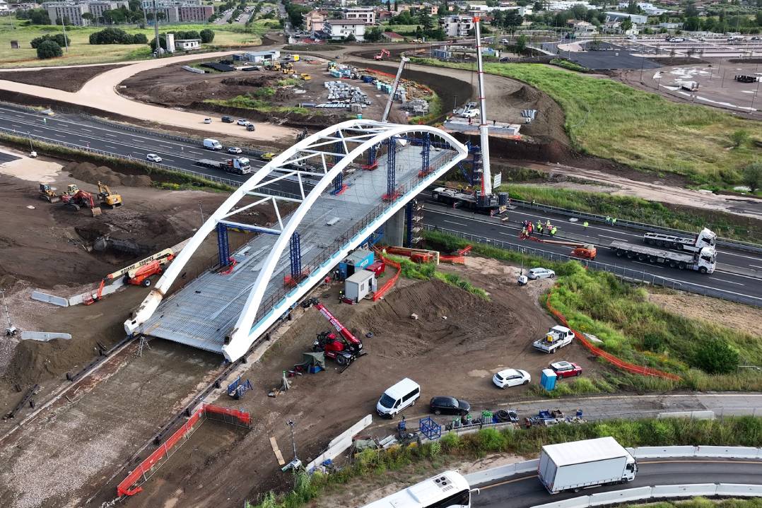 Roma: varato il nuovo ponte ad arco sull’autostrada A1 a Tor Vergata
