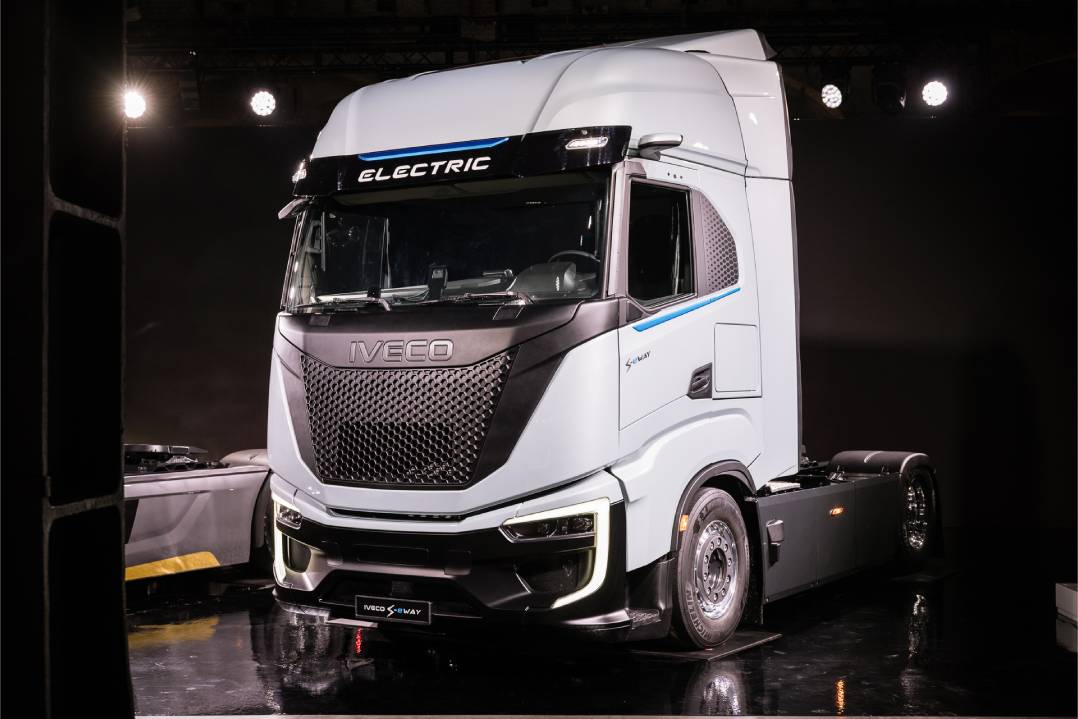 IVECO presenta il nuovo trattore stradale IVECO S-eWay, ideale per la mobilità elettrica nelle missioni a lungo raggio e regionali