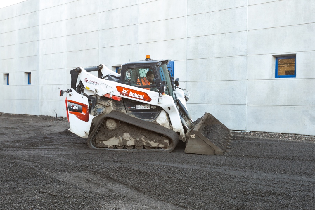 Pala cingolata Bobcat T86: operatività continua nei cantieri stradali