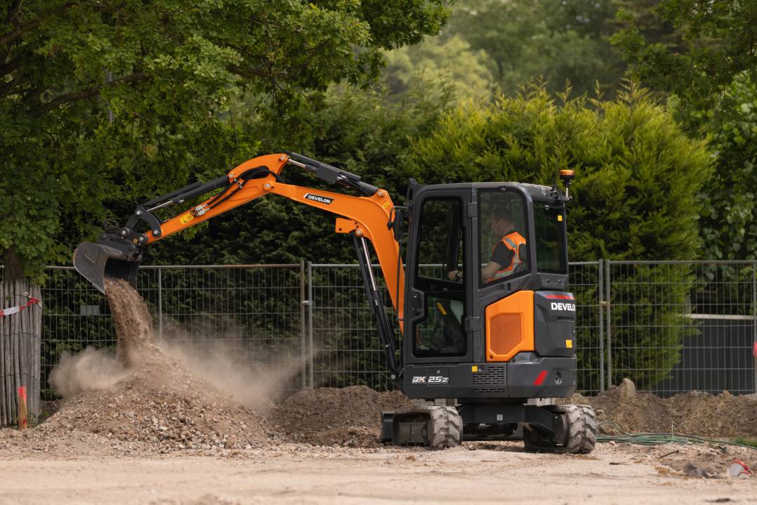 Develon lancia il nuovo mini-escavatore DX25Z-7