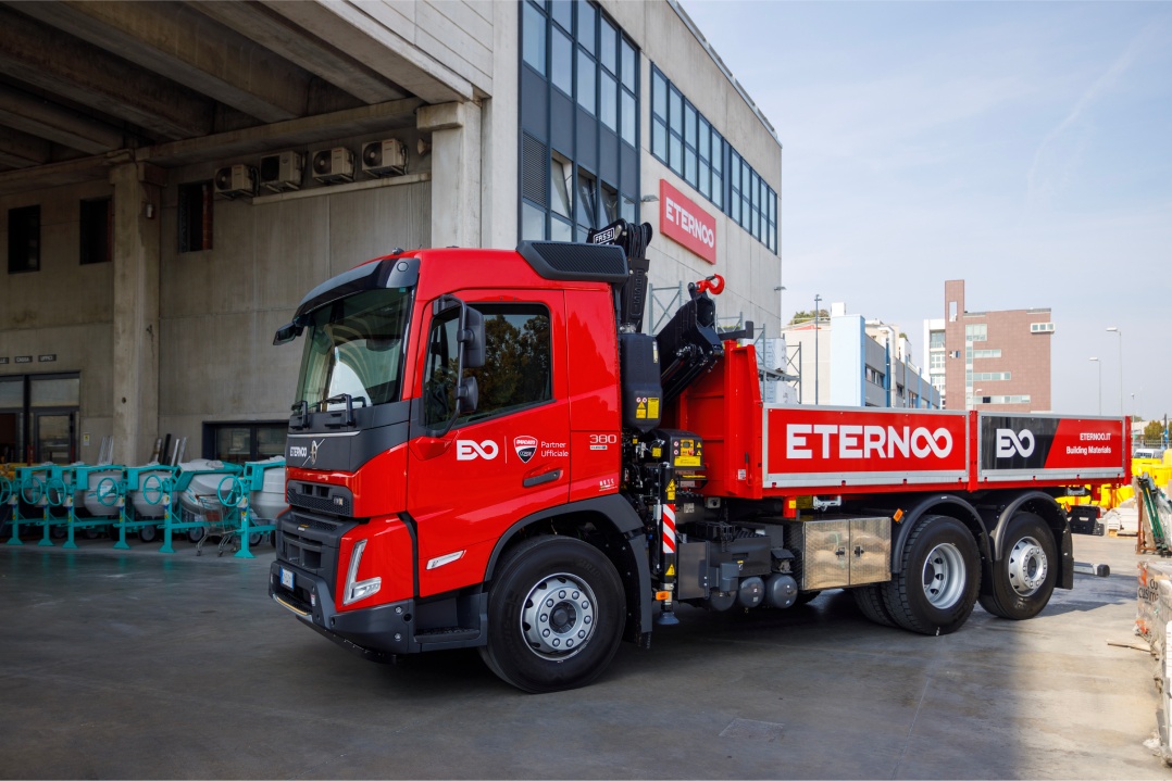 Eternoo: 25 nuovi Volvo FMX equipaggiati con gru Fassi