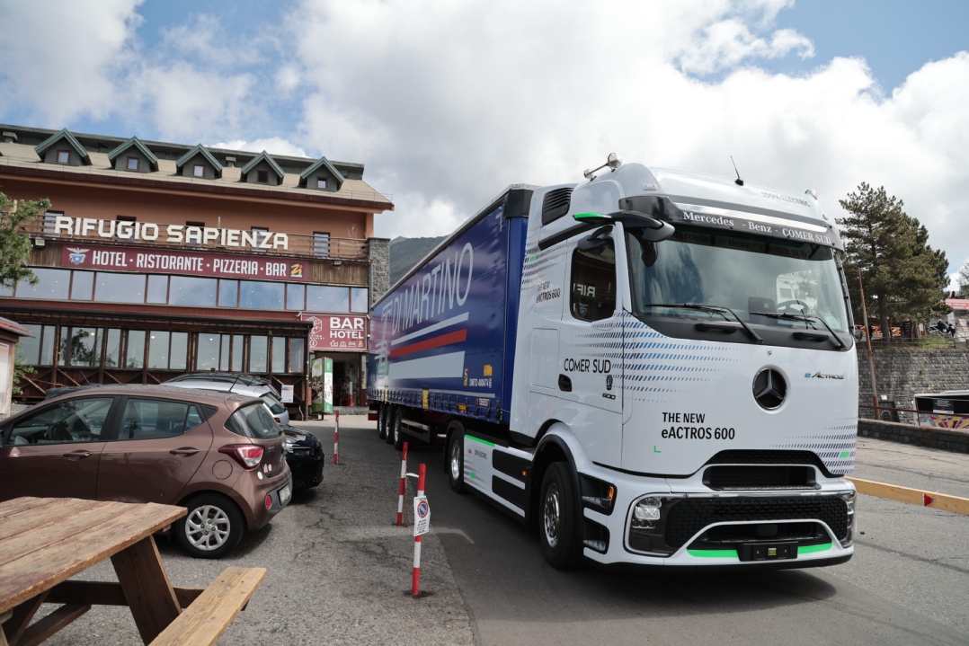 Mercedes-Benz Trucks: l’eActros 600 conquista l’Etna