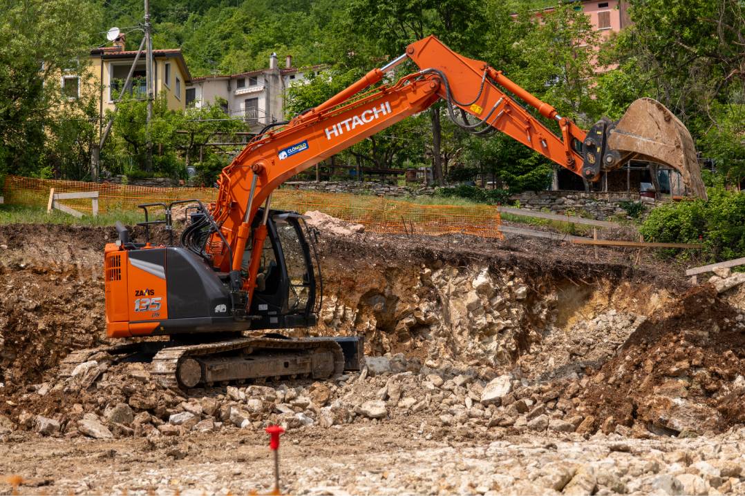 Lo ZX135US-7 di Hitachi al lavoro con Dolomiti Strade