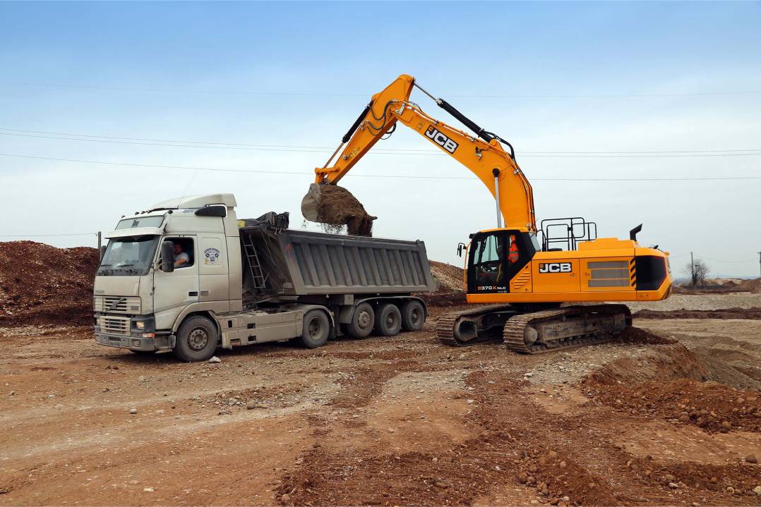 L’escavatore cingolato JCB 370X in cava a Goito
