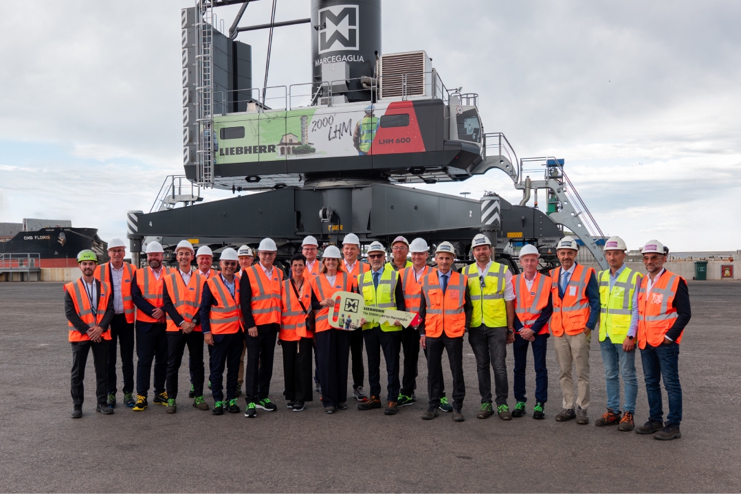 Liebherr: consegna storica della gru LHM numero 2000 presso lo stabilimento Marcegaglia di Ravenna