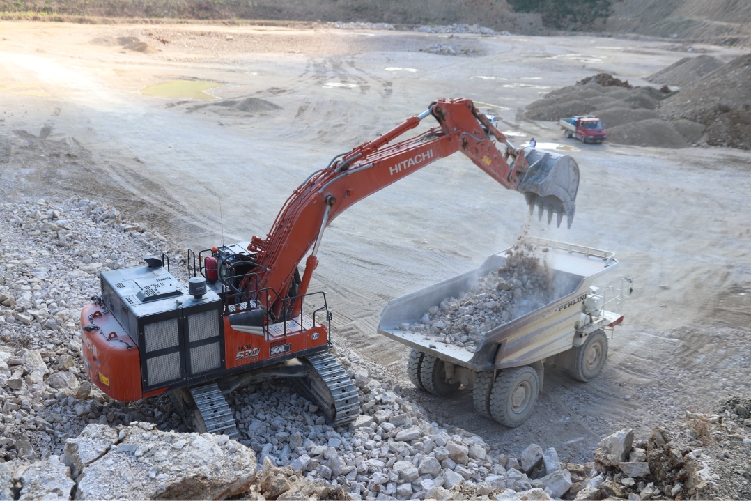 Potenza e affidabilità in cava: lo ZX530LCH-7 Hitachi al lavoro presso la Marinelli A.Calce Inerti di Monticchio (PG)