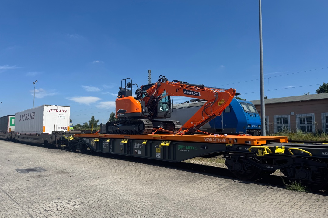 Nuovo escavatore cingolato Develon DX140LCR-7 usato per dimostrare il trasporto ferroviario  più ecologico per l’Europa