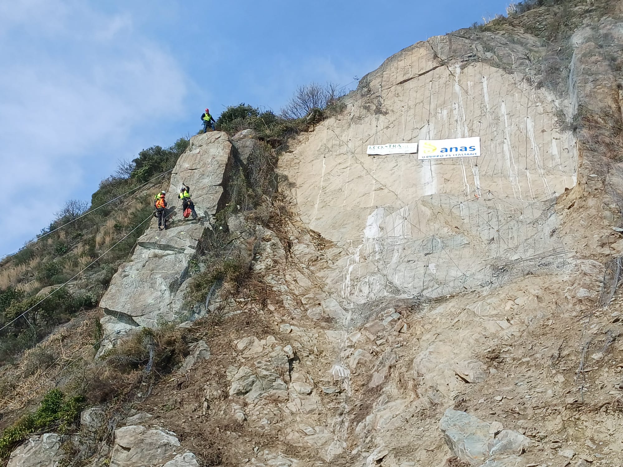 Prima esplosione controllata per la messa in sicurezza del versante roccioso lungo la SS1 Aurelia in Liguria