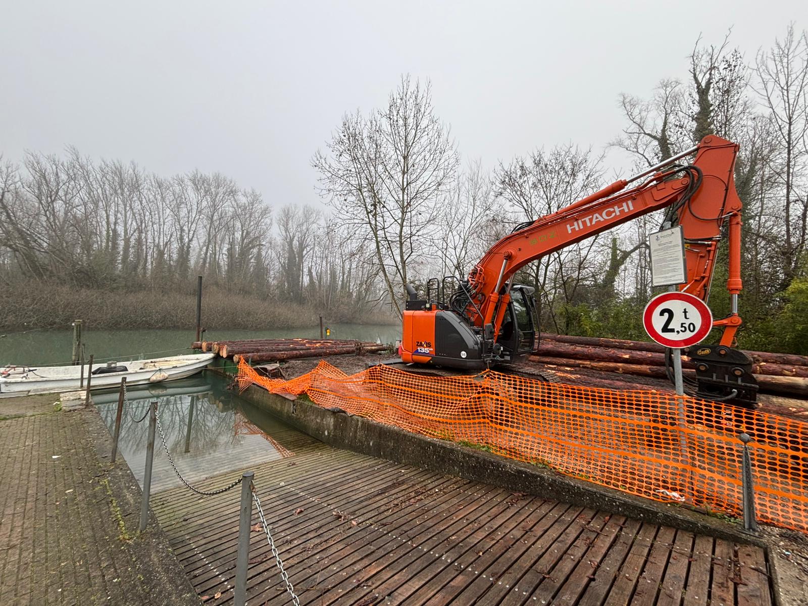 Un Hitachi ZX135 al lavoro sul fiume Stella con BOZ Costruzioni